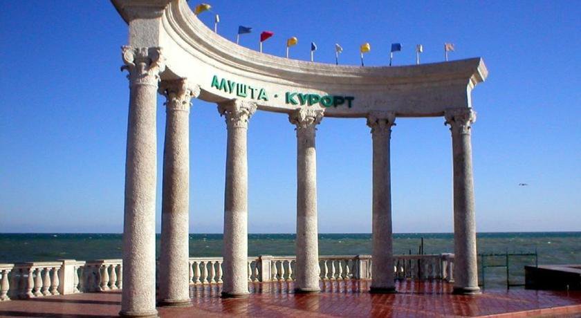 Гостевой дом У Игоря Холидей Парк Алушта